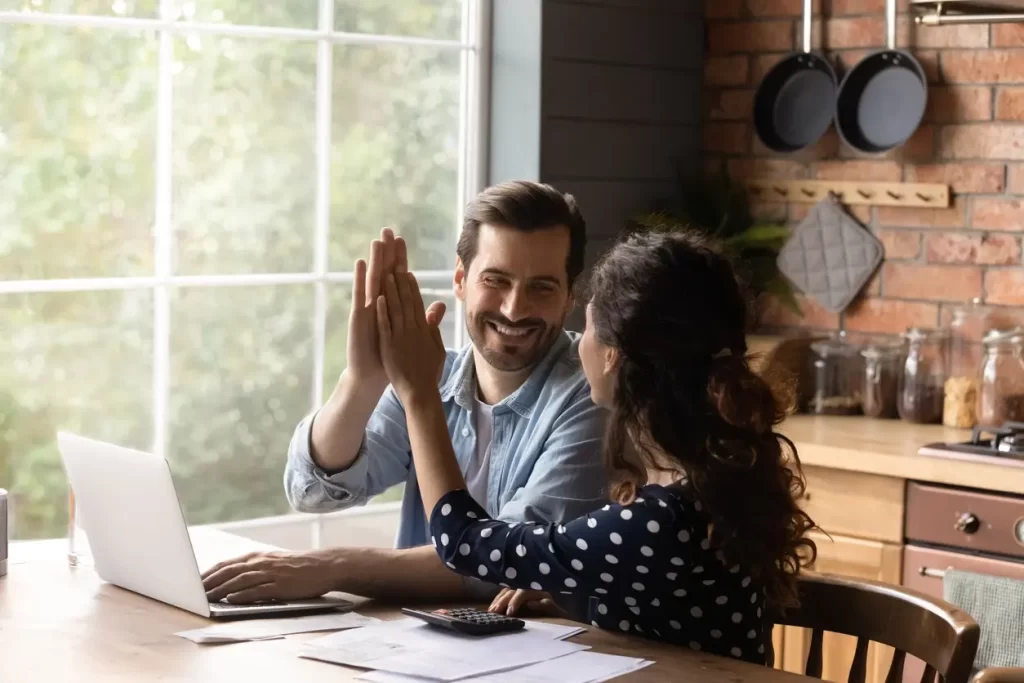 Pareja recibiendo la autorización hipotecaria